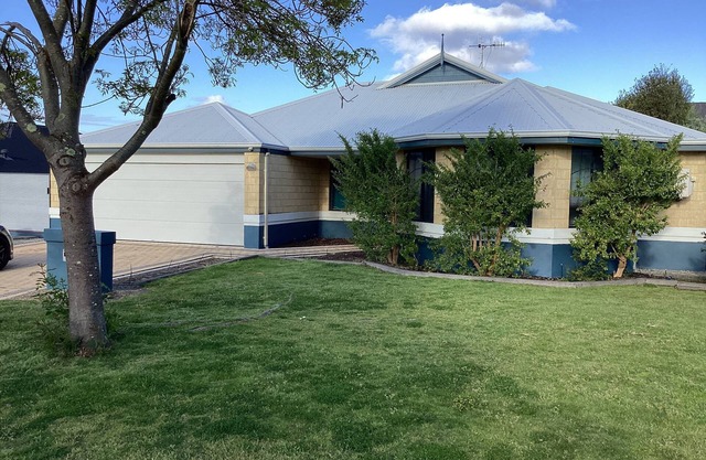 Full private 3 bed House in quiet location 5 mins from beach in Yakamia,Albany.