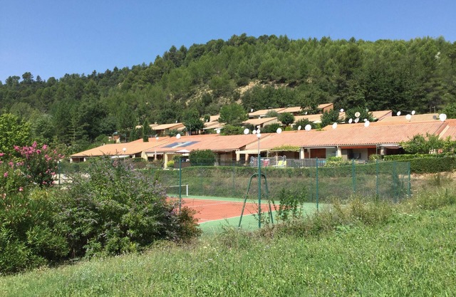Fully equipped Mazet in condominium with swimming pool, tennis, boules court