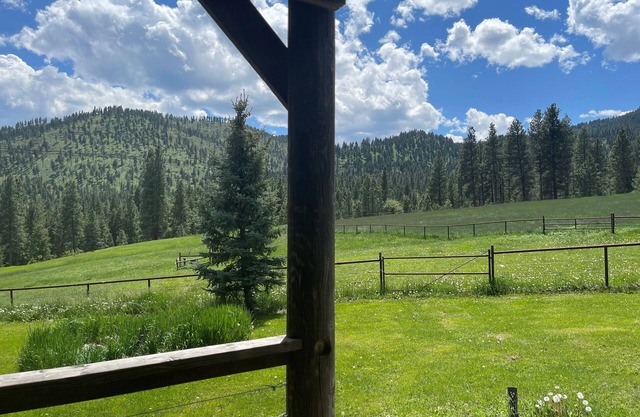 Fully Equipped Montana Guest Home w/kitchen, laundry, hot tub and hiking