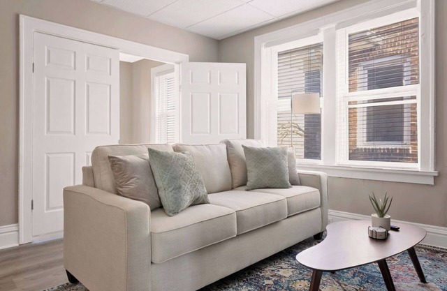 Fully Equipped Cozy 2BR Apartment Near Delmar Loop - Mid term Rental n