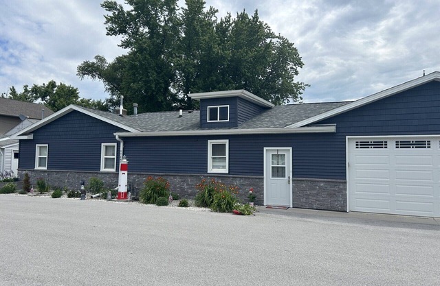 Fully Remodeled Riverfront home with private ramp and dock on Mississippi River