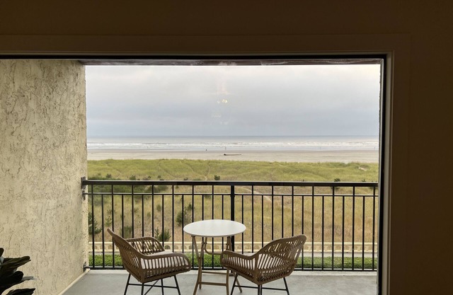Fully updated 1 bedroom Oceanfront luxury Condo that sleeps 6