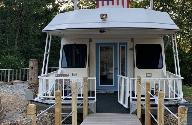 FUN! BOAT Cabin w/Private hot tub quiet outdoor space. Cricket Marina & Branson
