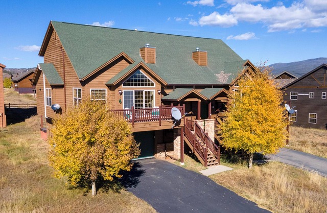 Fun pet friendly 4 bedroom hot tub and Air Conditioning