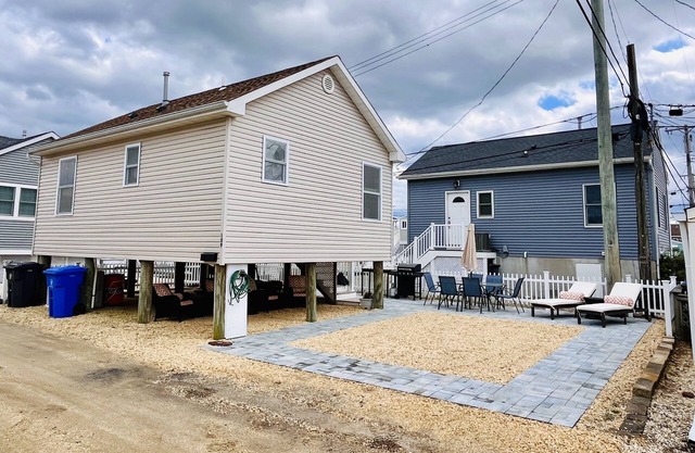 Fun shore bungalow that is walkable to the beach!