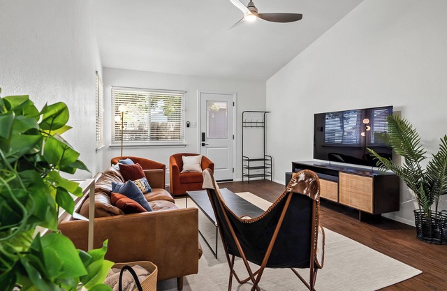 Funky Austin Getaway: 2-bedroom minutes away from Q2, Domain, & more.