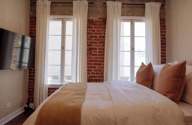 Furnished Bachelor in Hollywood