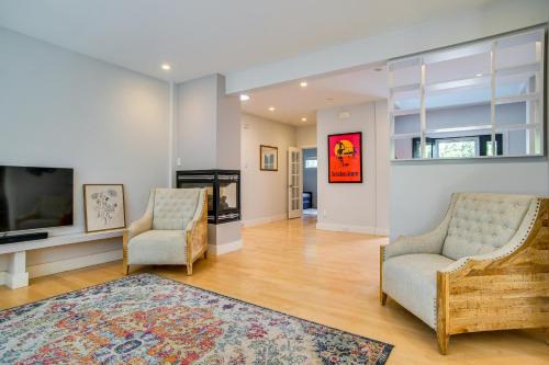 Furnished Patio Family-Friendly Cape Cod Home!