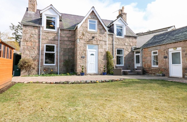 GAIRNLEA HOUSE, family friendly, with open fire in Ballater