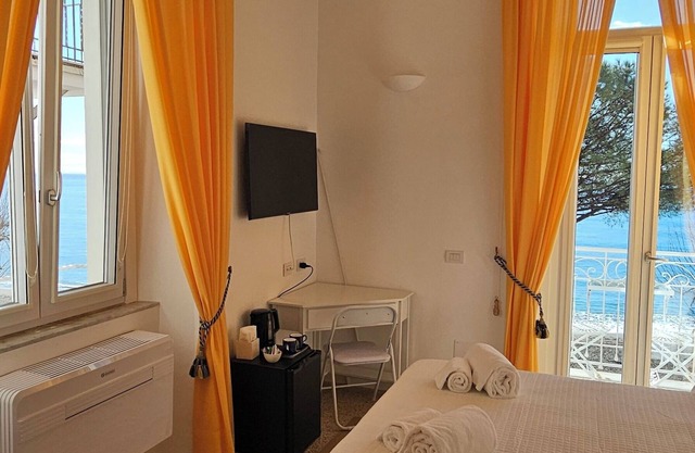 Galene - beachfront Costa d'AmalfinnCharming double bedroom with seaview balcony