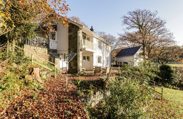 GARDD YNYS, pet friendly, character holiday cottage in Barmouth