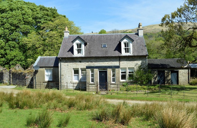 Garden cottage, estate property set in amazing gardens, pet friendly, Wi-Fi