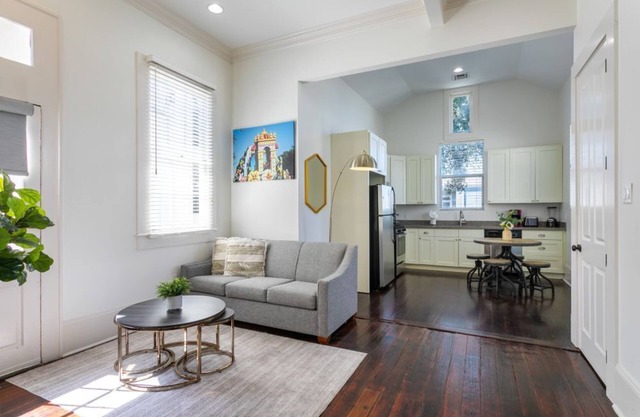 Garden District Gem: Courtyard, Pool & Great Location