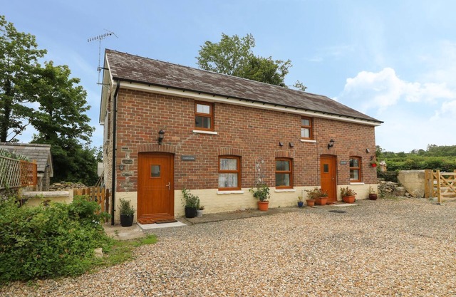 GARDEN VIEW, pet friendly, country holiday cottage in Llanybydder