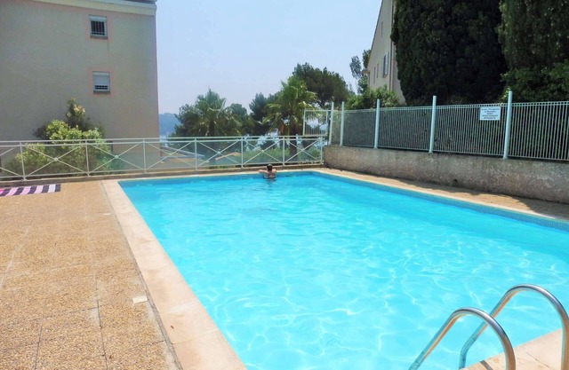Garden with barbecue, swimming pool