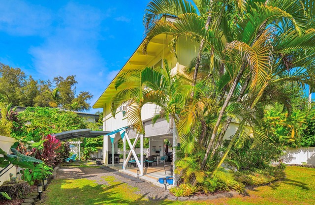 Gated cottage, 3 blocks to beach, A/C Close to Tunnels. Lots of outdoor space