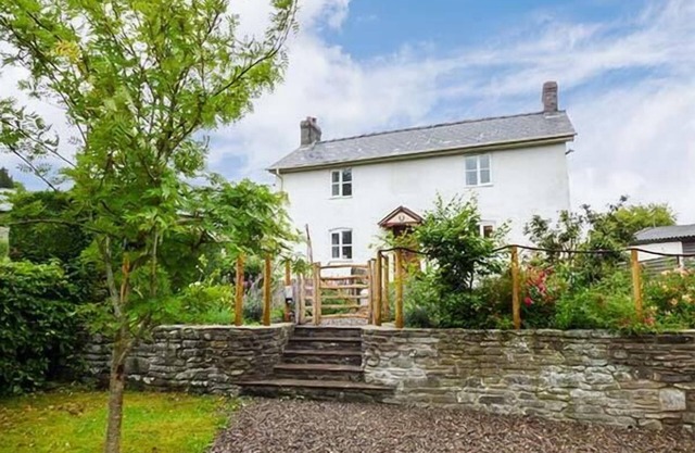GATEHOUSE, pet friendly, character holiday cottage in Painscastle