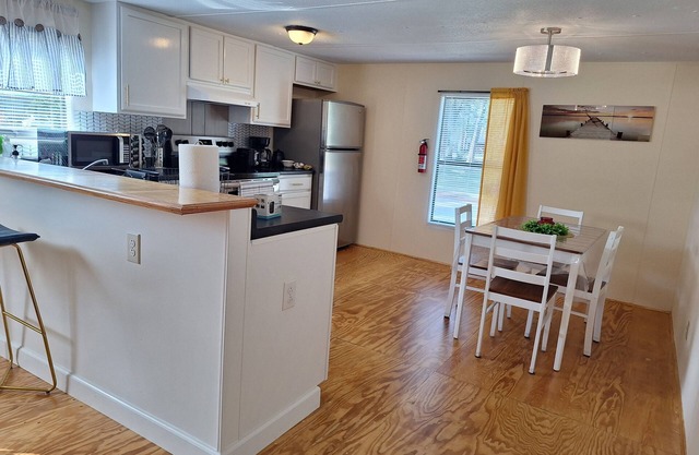 Gather Away mobile home in charming Hinesville with WiFi, AC
