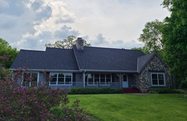 Gathering Table Retreat -Secluded farmhouse with pool & pond