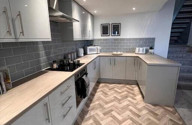 Stay at The Penn! 5 Bedroomed home in Treharris