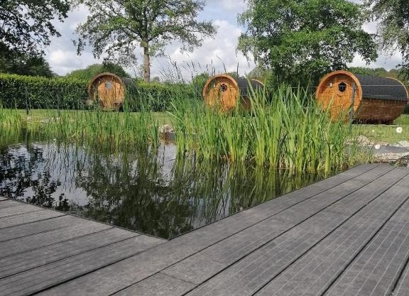 Gemütliches Schlaffass am Schwimmteich mit Heizung