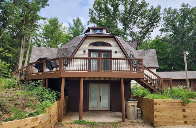 Geodome home hot tub dog friendly Rockford