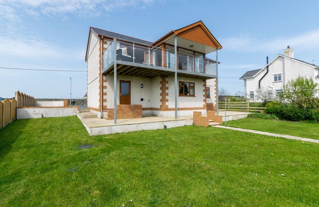 Ger y Bont - Four Bedroom House, Sleeps 8