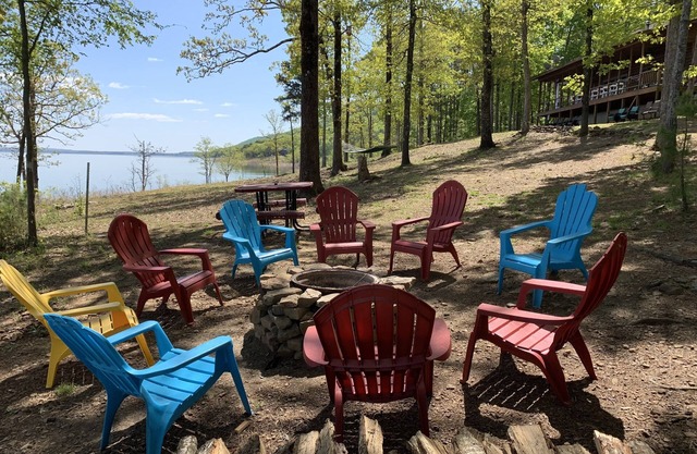 Get away from EVERYTHING! Secluded from the world. 300ft Water Front Log Cabin.