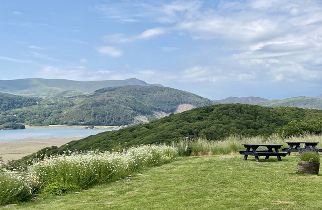 Get cosy in amazing Snowdonia National Park location!