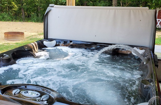 Getaway in the country/Beautiful Parke County/Large hot tub and much more!