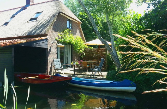 Giethoorn Lodge, luxury thatched cottage. Electric sloop for rent