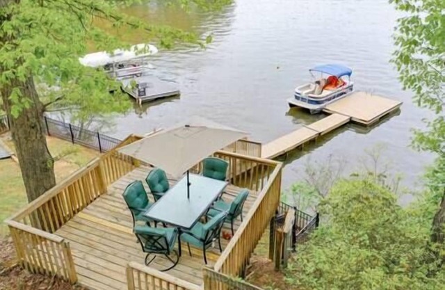 Giggle Spot on Lake Bowen w/outdoor jacuzzi & dock