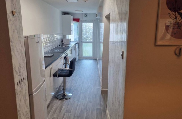 Gillingham 4-Bed Stay - Wifi, Parking, Ldn Access