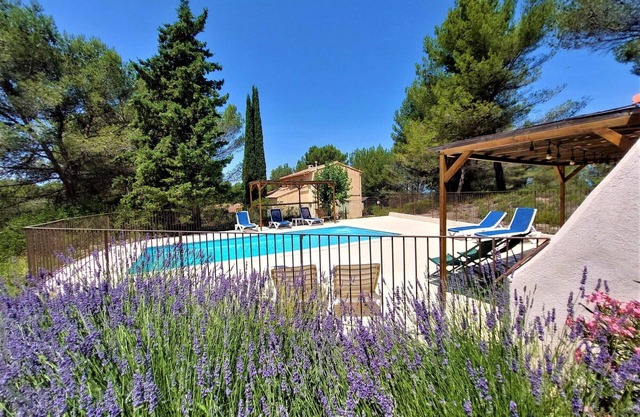 Gîte Alexandre, house with swimming pool on wooded grounds, close to amenities.