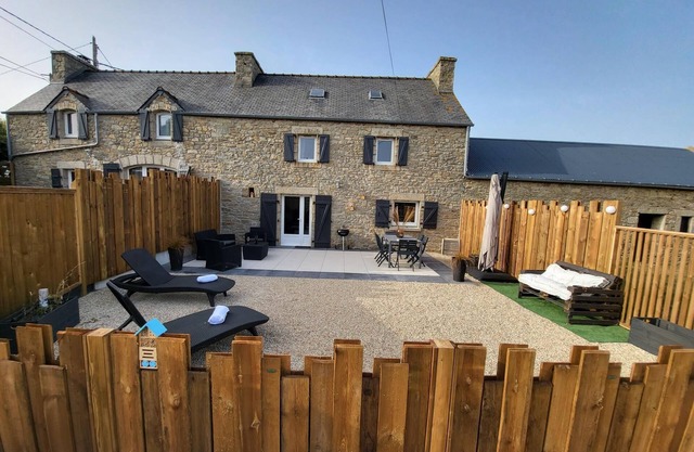 GITE 50M FROM SEA. PLOUNEOUR TREZ COTE DES LEGENDES PLOUESCAT FINISTERE BRETAGNE
