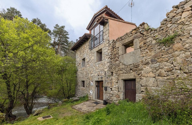 Gîte 'Molino Navarenas' with lake view, balcony and Wi-Fi