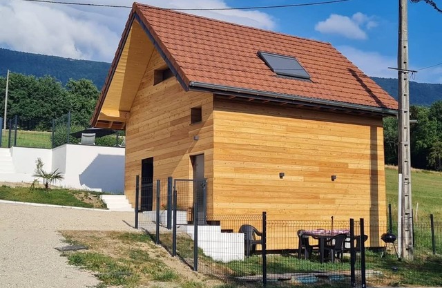 Gîte with swimming pool between lakes and mountains