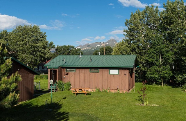 Glacier Get Away Cabin-Great rates. Convenient location, clean, comfy, mtn view.