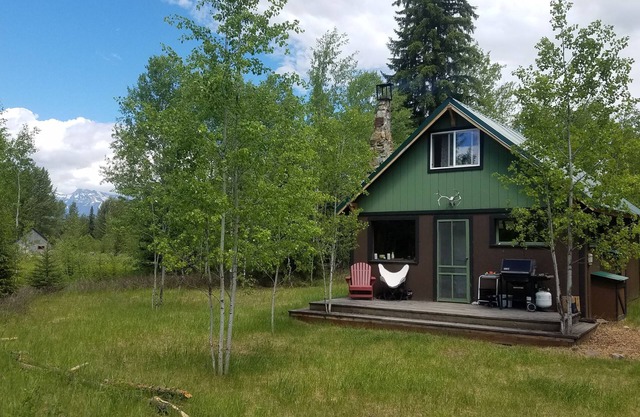 GLACIER GLAMPING! STEPS FROM THE POLEBRIDGE MERCANTILE!