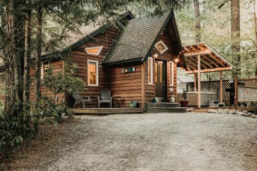 Glacier Springs Cabin #16 - Hot Tub - Wi-Fi