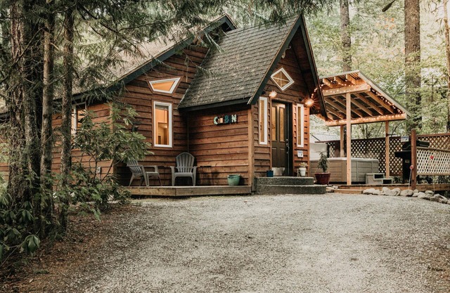Glacier Springs Cabin #16 - Hot Tub - Wi-Fi