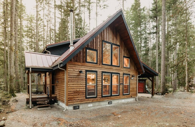 Glacier Springs Cabin #39 - New Modern-Rustic Cabin with Air Conditioning!