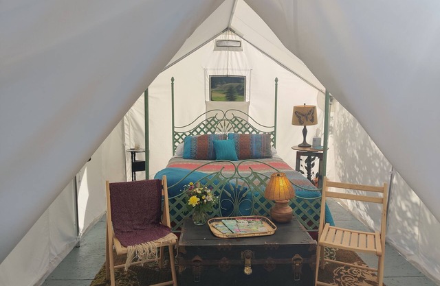 Glamping in the Gypsy Bungalow by the river, 2 miles from Quinn's hot springs.