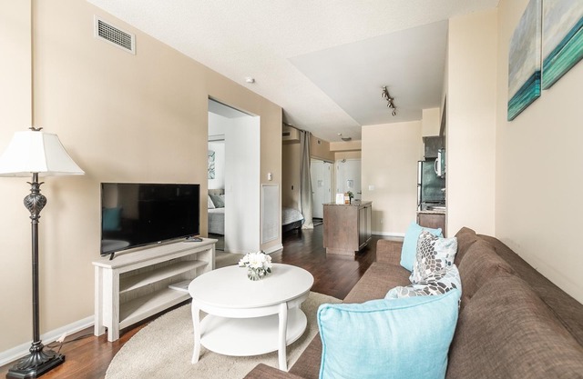 GLOBALSTAY. Modern Bright 1Br+DEN Unit in Downtown