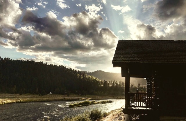 God's beauty abounds! Private log cabin on the Madison River! See Yellowstone!
