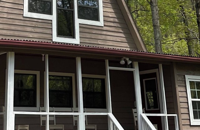 Godin's Get A Way, Creekside cabin, Relax in Murphy, NC. Close to everywhere!