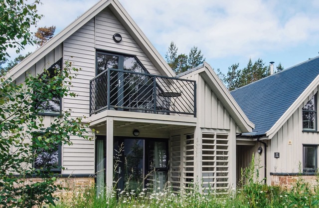 GOLDEN EAGLE LODGE, pet friendly, luxury holiday cottage in Aviemore