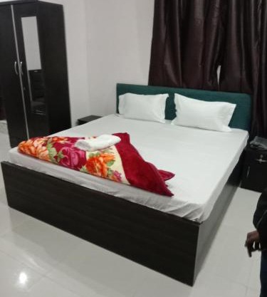 Golden Lip Hotel