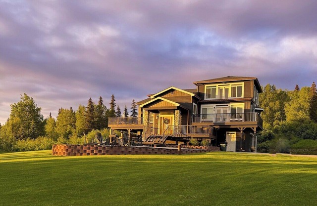 Golden View House · Spacious Mountain Retreat- Hot Tub, Beautiful View