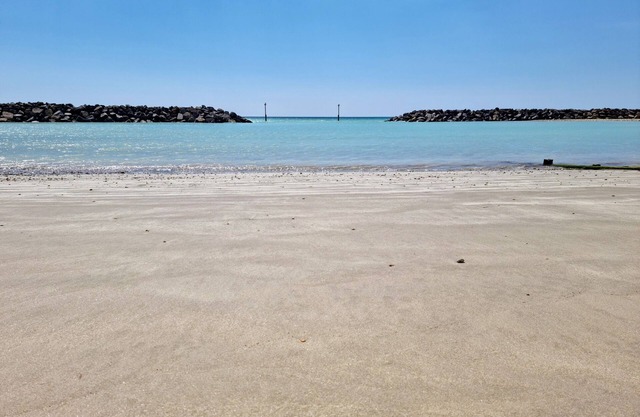 Goldeneye beachside paradise, large apartment, free parking, fast Wi-Fi